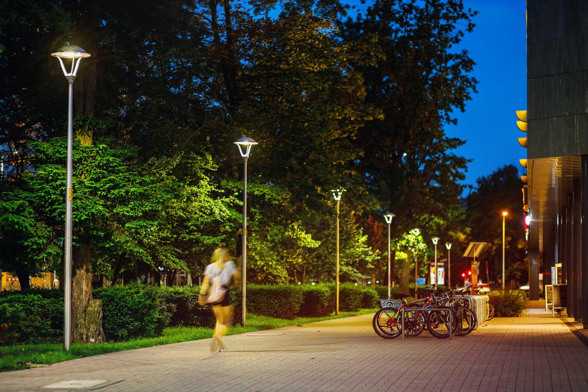 ISLA LED oświetla ulice przylegające do Powstańców Śląskich, tworząc przyjemne i zrównoważone rozwiązanie