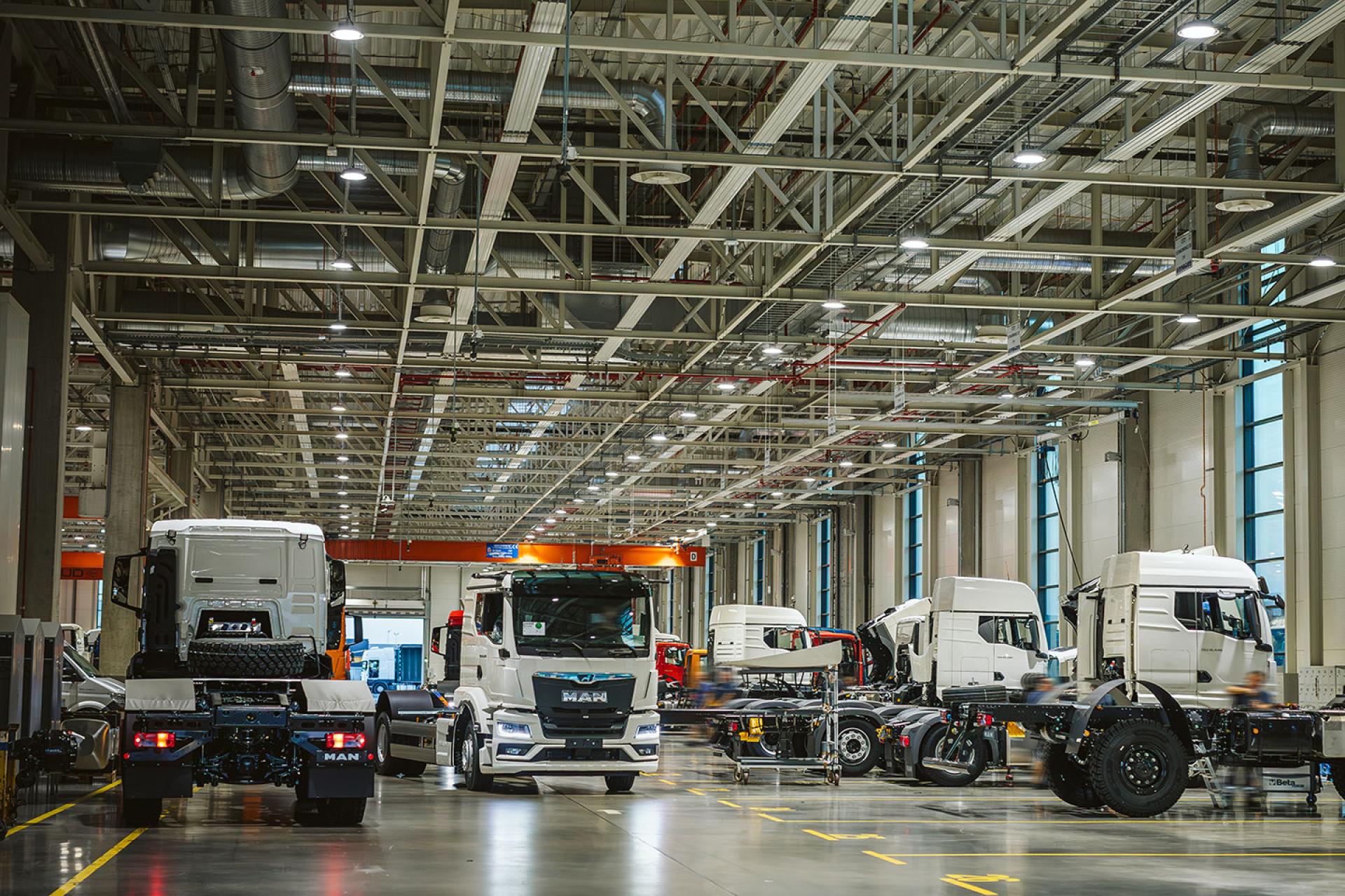 Energy-efficient INDU BAY industrial luminaires provides the required lighting levels at MAN industrial plant with low maintenance costs