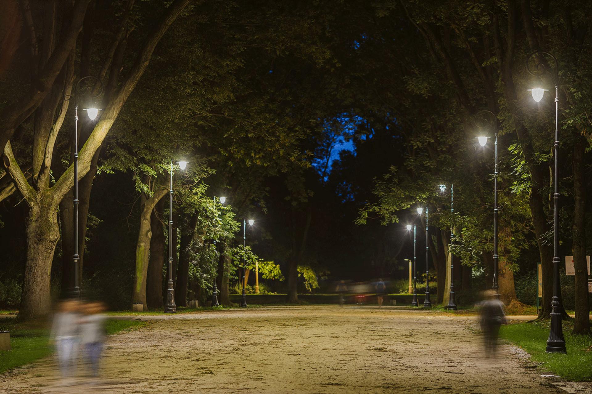 Smart lighting with tunable white LEDs adapt the colour temperature in Skaryszewski Park to ensure a light that suits both people and the biodiversity