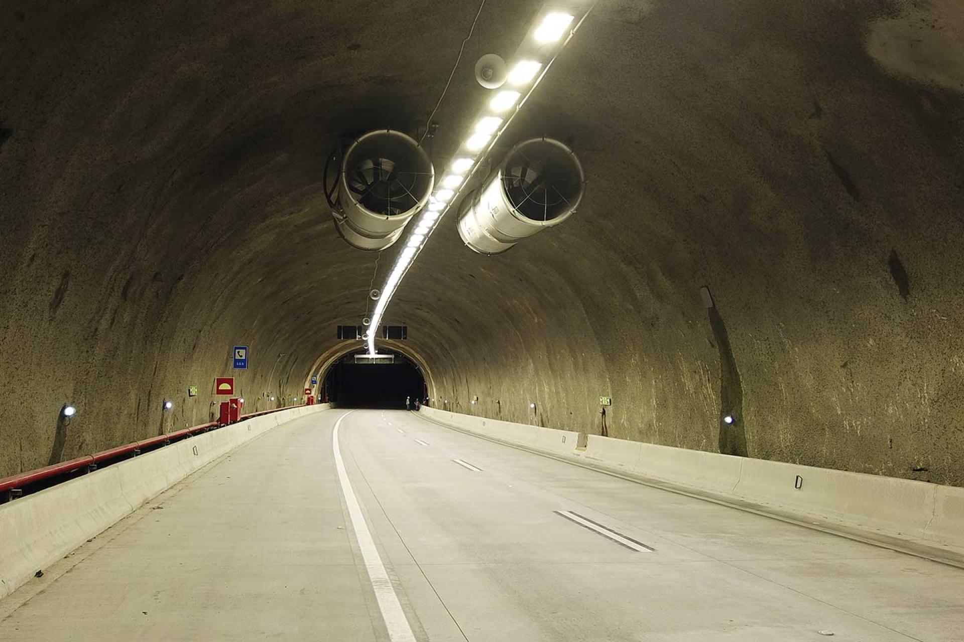 Schréder delivered a smart tunnel lighting system to ensure safety with low operating costs in Tamoios Tunnel